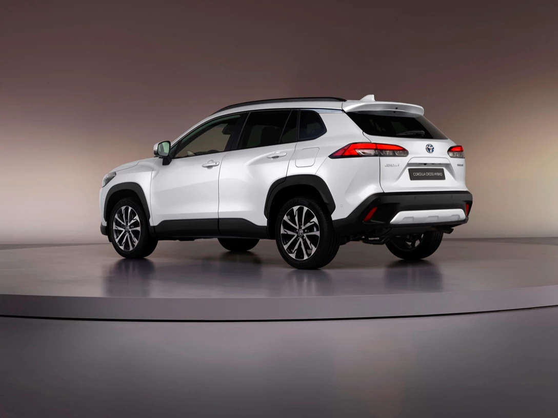 1653747-4corollacrosshybrid-2.jpg