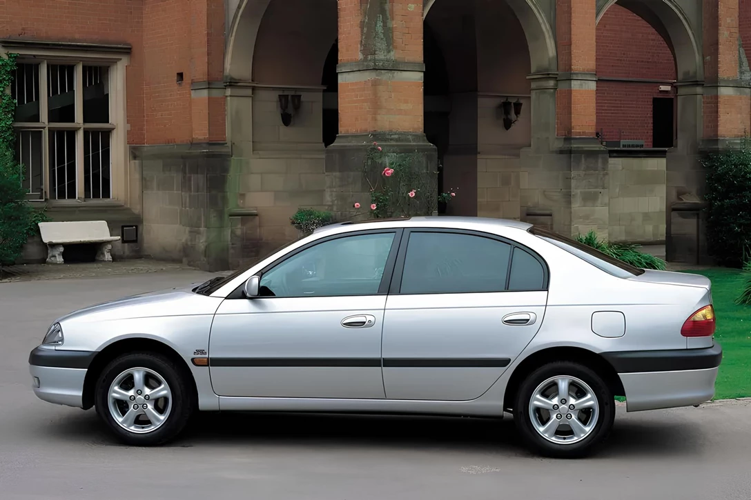 Toyota-Avensis-1998-2003-02.jpg