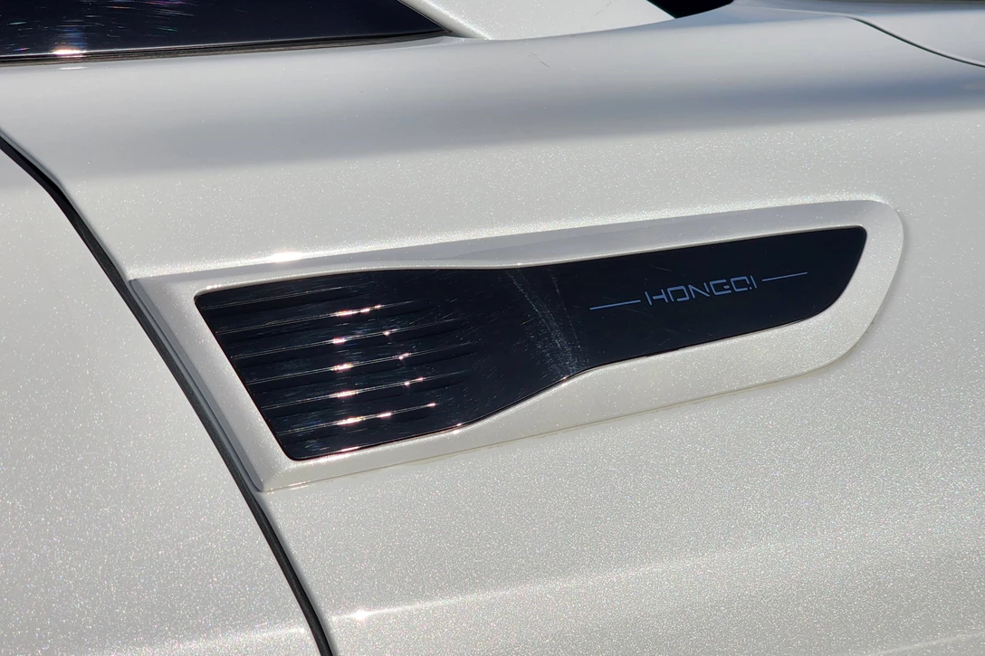 elioz_auto_hongqi_ehs5_156225.jpg