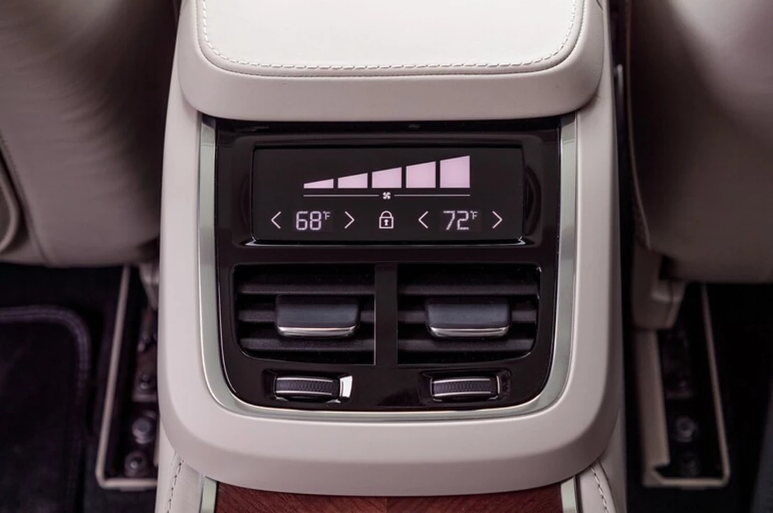 1646677-2018-Volvo-XC90-T8-Excellence-rear-climate-control.jpg