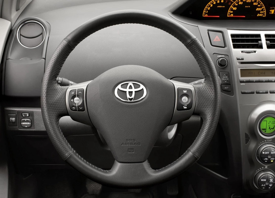 1686582-Toyota-Yaris-2010-06.jpg