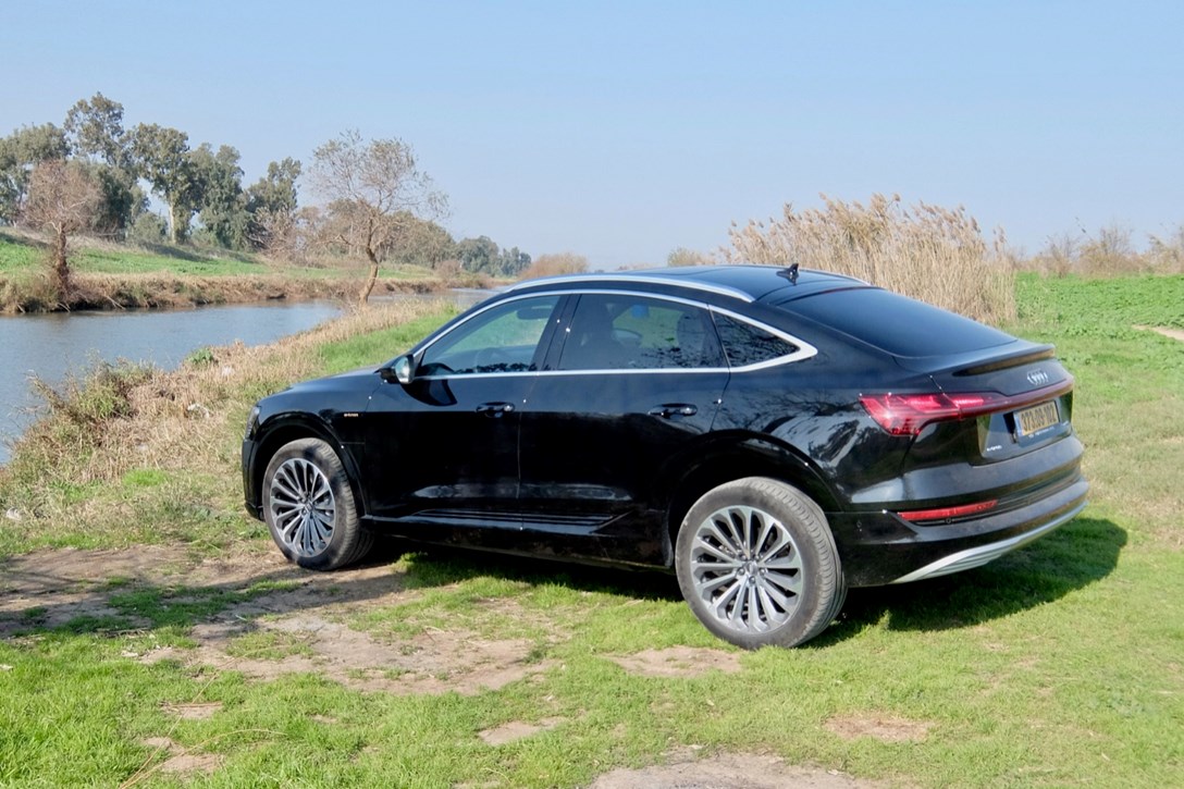 1638519-אודי  e-tronספורטבק - 4.jpeg