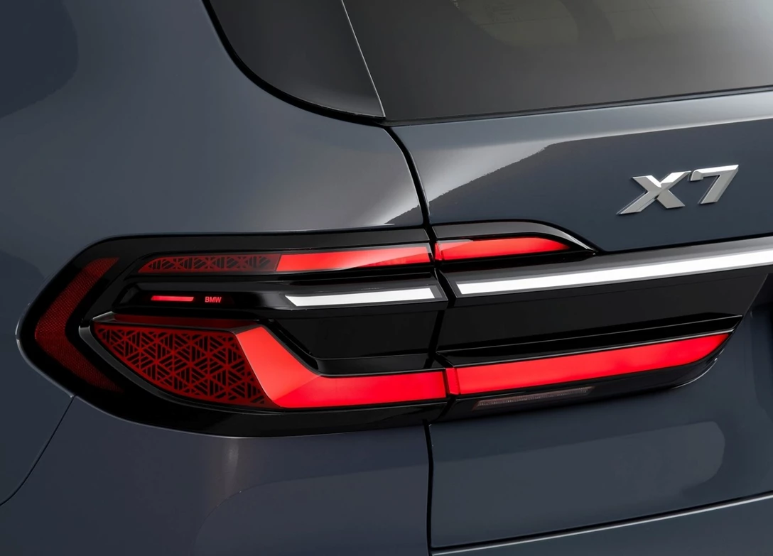 1684238-BMW-X7-2023-12.jpg