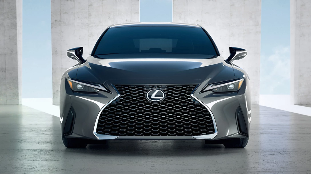 1633040-2021_Lexus_IS_Base_029.jpg