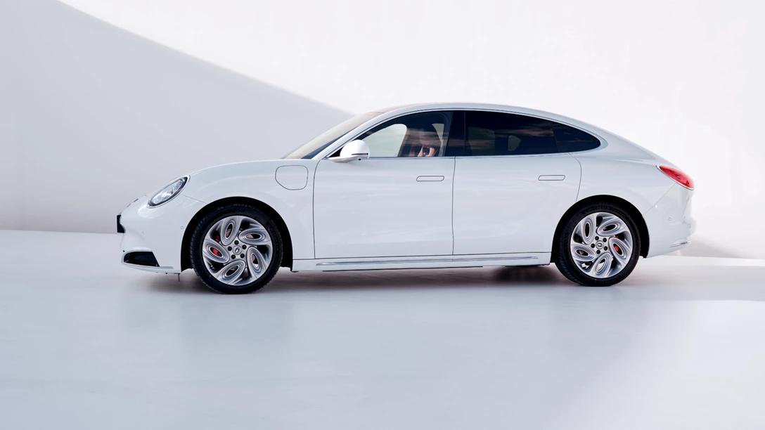 1695427-ORA_The Next Ora Cat_full_right-min.jpg