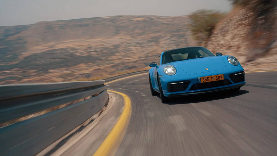 1664834-Porsche 992 GTS.00_50_08_05.Still027-min.jpg