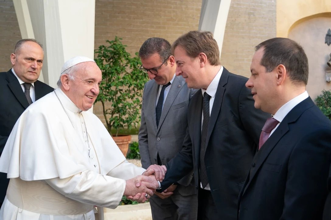1626247-GROUPE RENAULT DELIVERS AN EXCLUSIVE DACIA TO POPE FRANCIS (4).jpg