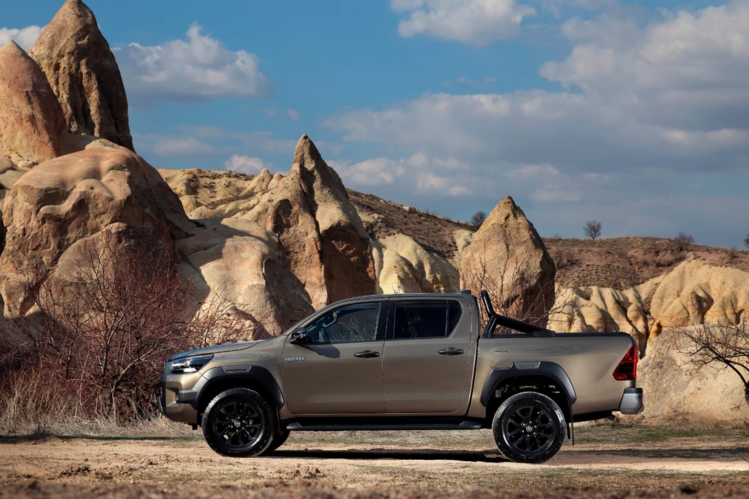1707864-2025-hiluxhybrid48v-oxidebronze-static-007.jpg