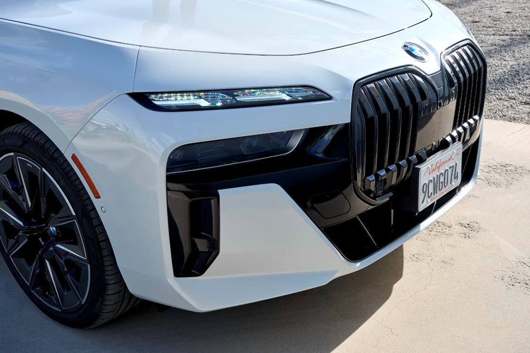 1670813-BMW 760i xDrive Mineral White_039.JPG