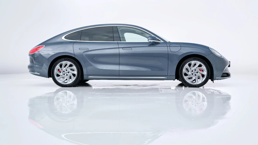 1695425-ORA_The Next Ora Cat_full_left-min.jpg