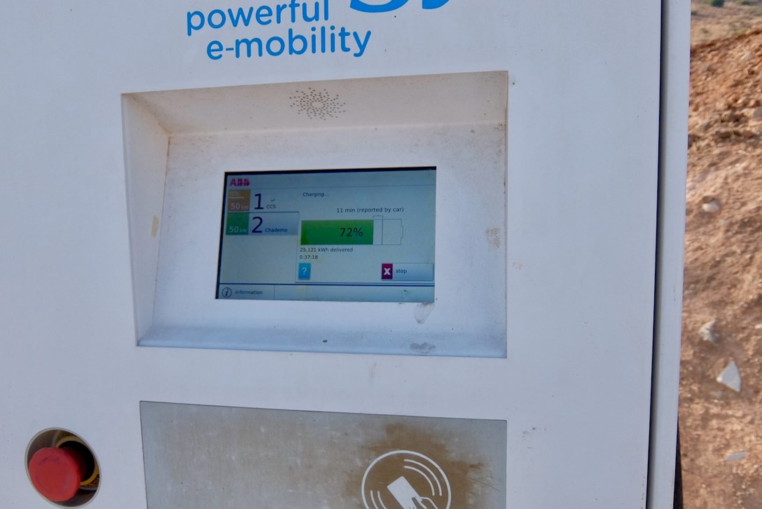 1635684-יונדאי איוניק חשמלית מתיחת פנים מבחן דרכים - 1.jpeg