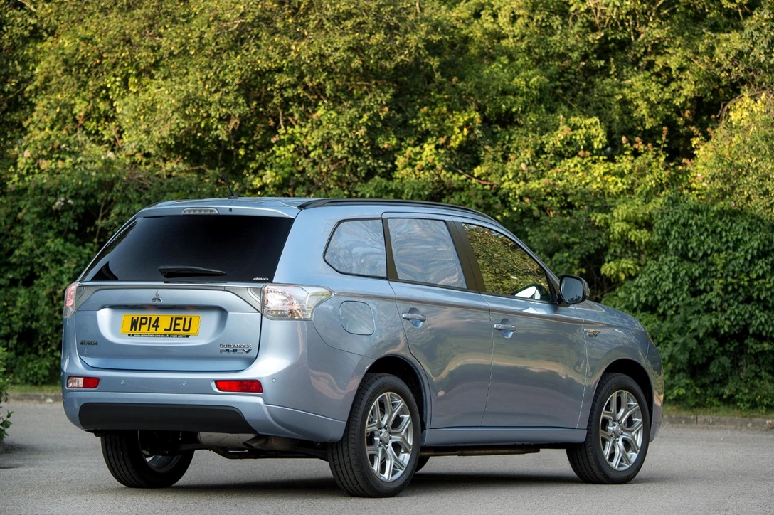 1653427-Mitsubishi-Outlander_PHEV-2016-02.jpg