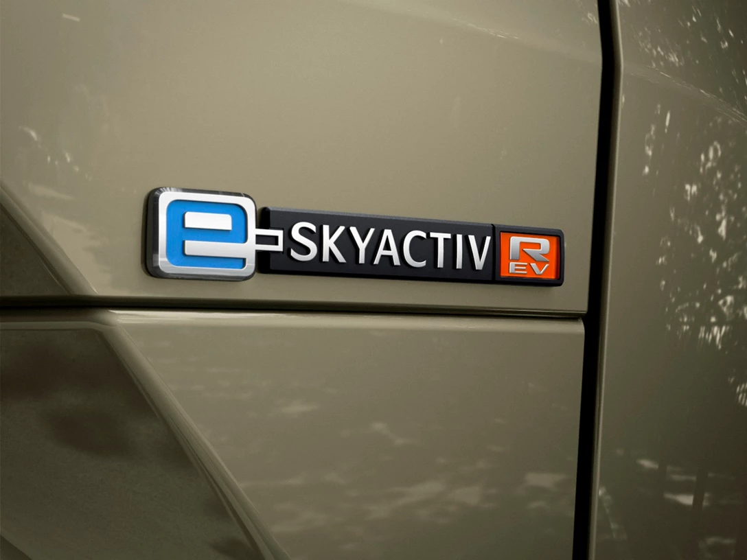 1703952-mx-30_e-skyactiv_r-ev_ext_1_l.jpg
