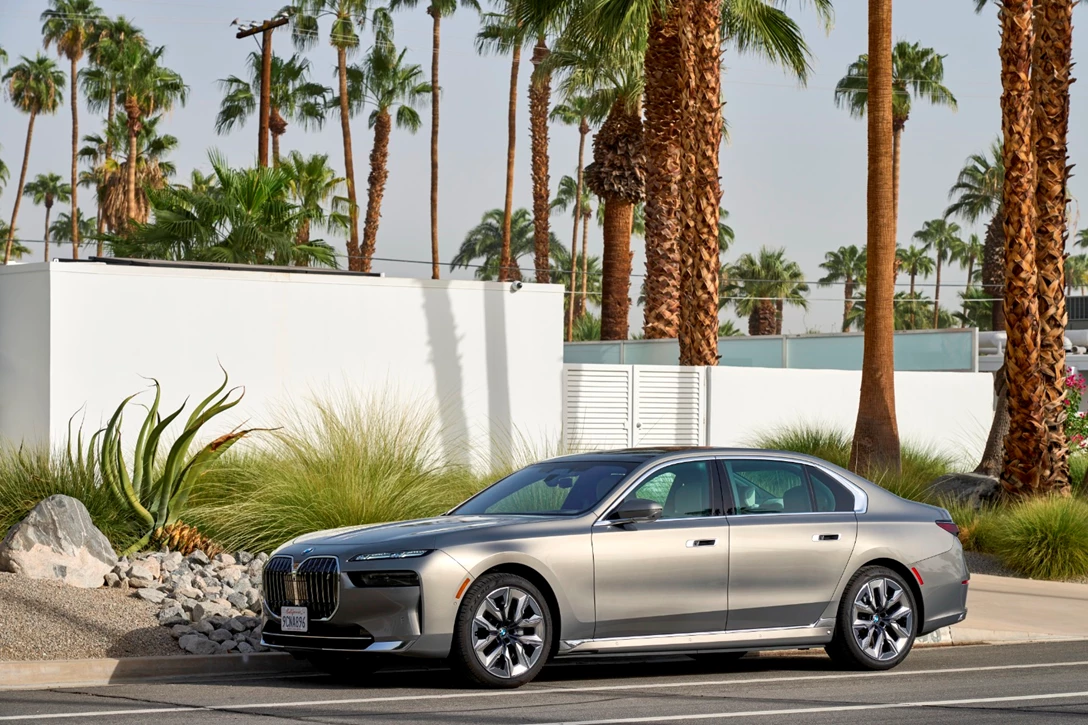 1670743-BMW i7 xDrive Oxid Grey_024.JPG