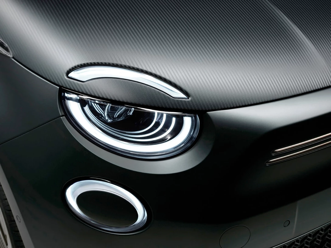 1631414-02_500 Giorgio Armani.jpg