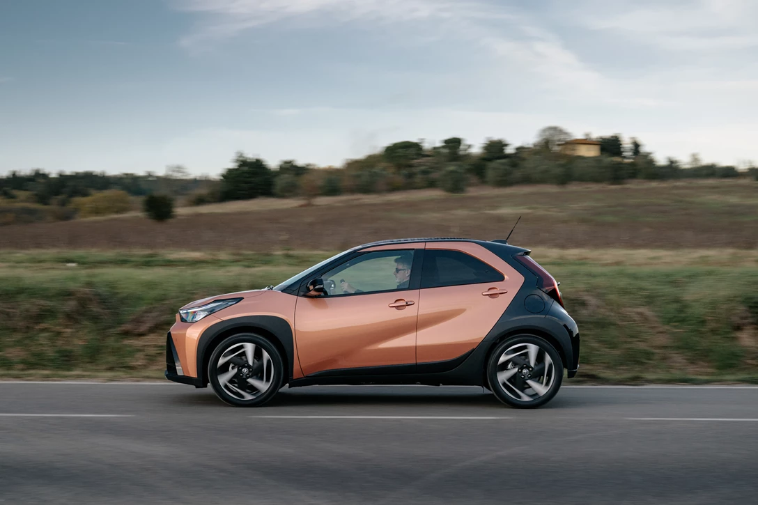 2026_Aygo X_High Grade_Cinnamon_Dynamic_010.jpg