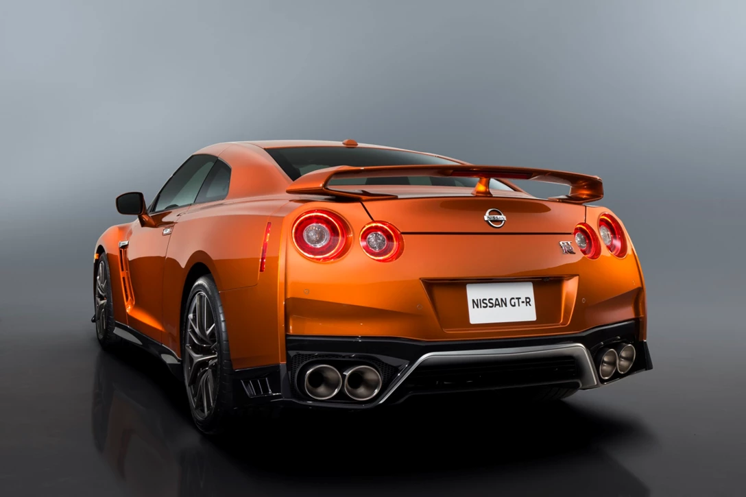 1582610-2017_nissan_gtr_30.jpg