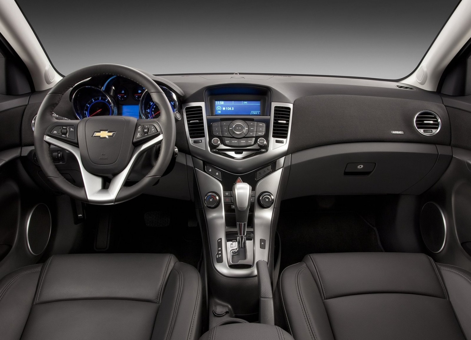 1689347-Chevrolet-Cruze-2011-05.jpg