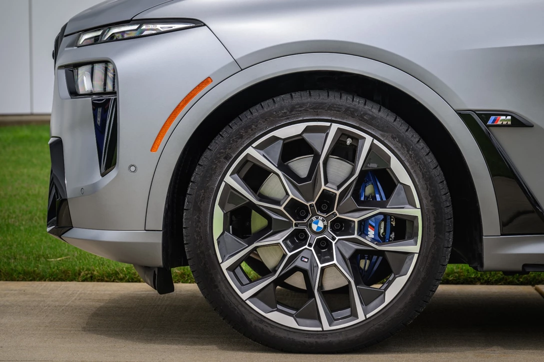 1670008-BMW X7 M60i Frozen Pure Grey088.jpg