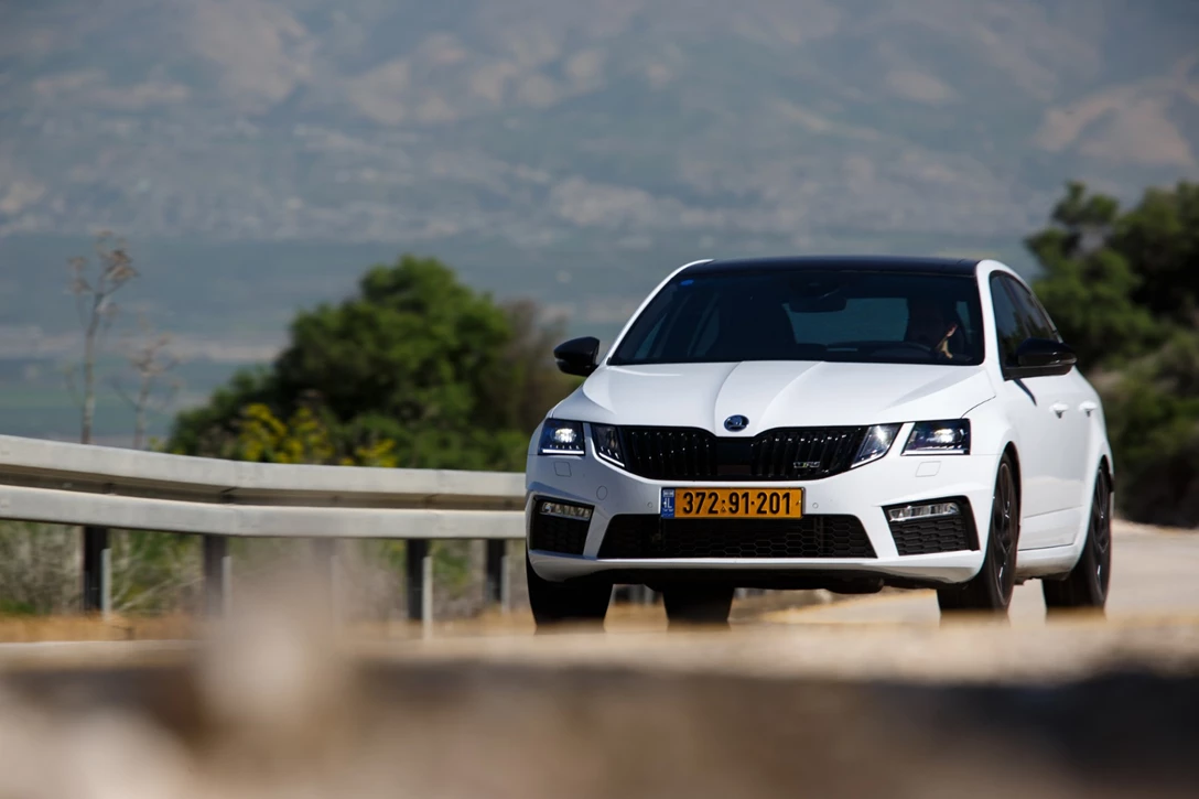 1596800-סקודה אוקטביה RS - מבחן דרכים (2).JPG