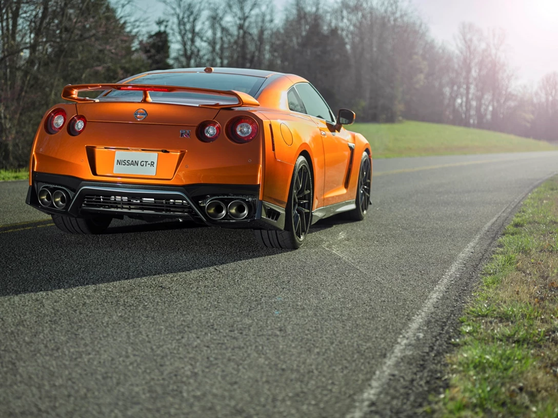 1582607-2017_nissan_gtr_12.jpg