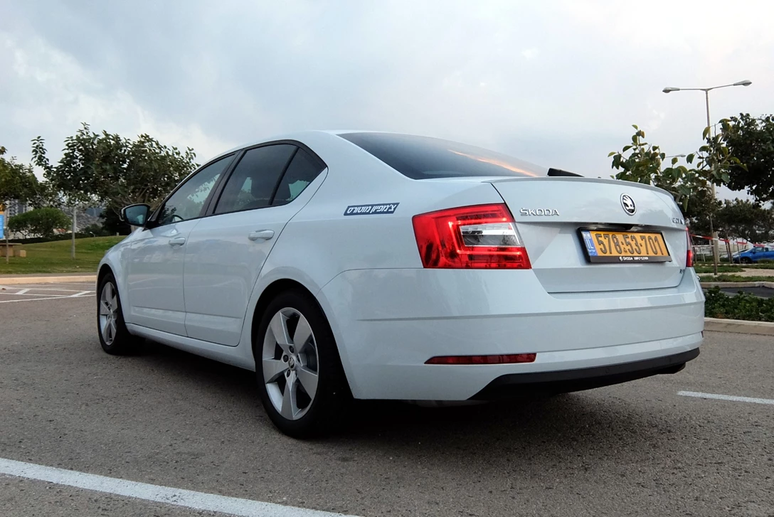 1609190-7-סקודה אוקטביה 2 ליטר מבחן דרכים (7).JPG