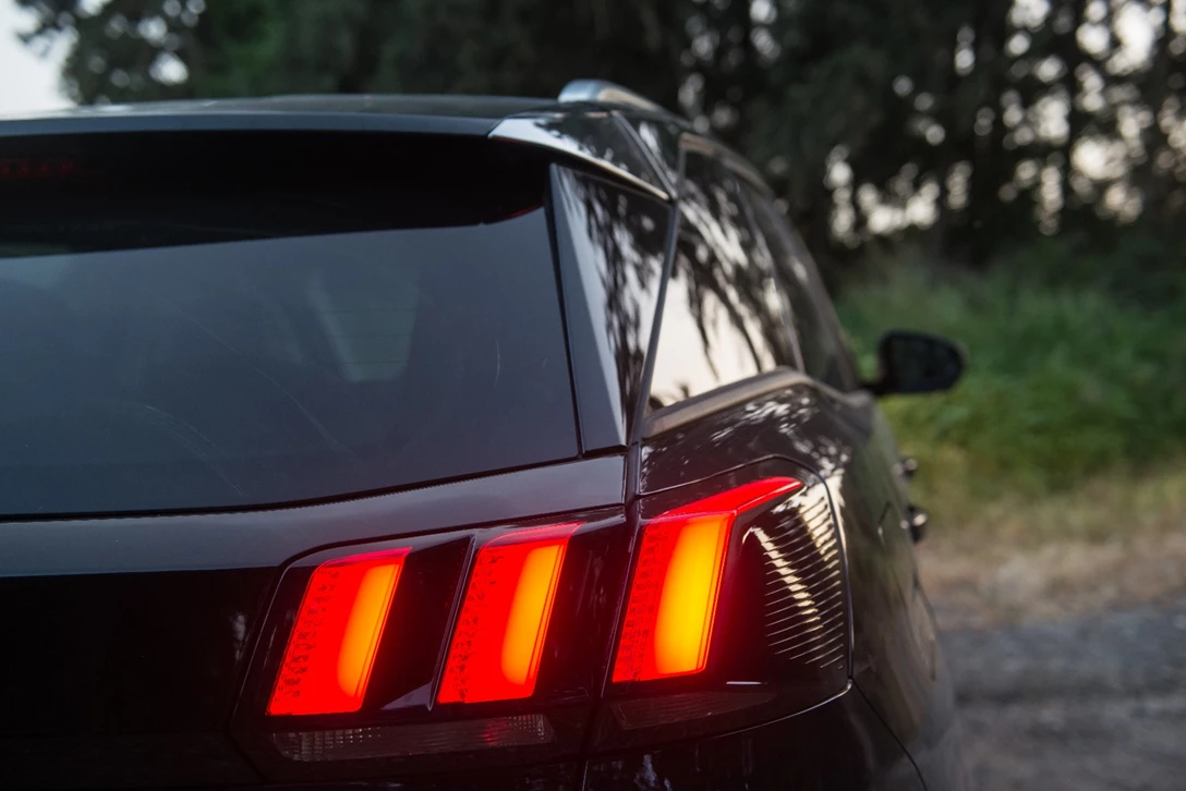 1594302-השוואתי פנאי - יונדאי טוסון מול מאזדה CX-5 מול פיגו 3008 מול קיה ספורטאז (31).jpg