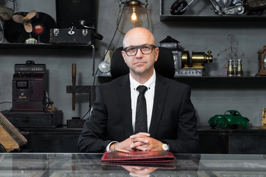 אסף ורשה, בהתאם למיקום שלו