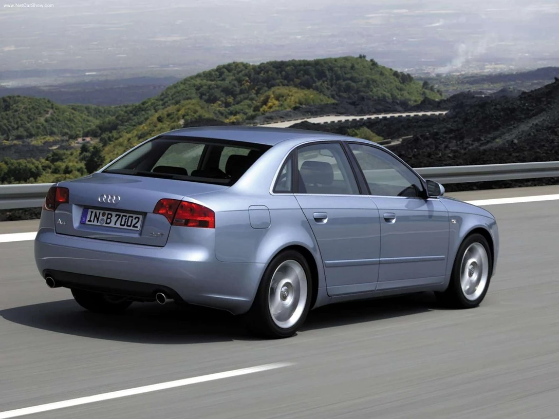 1592165-Audi-A4 4.jpg