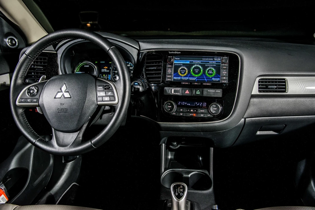1653441-Mitsubishi-Outlander_PHEV-2015-04.jpg