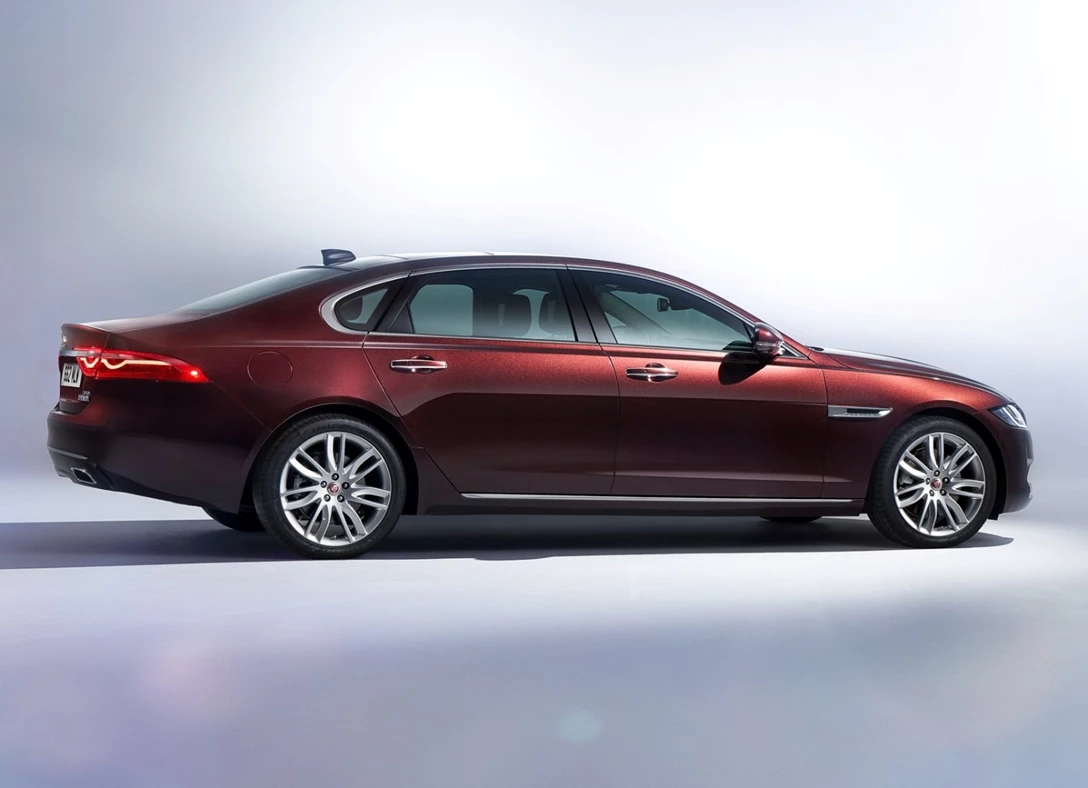 1671425-Jaguar-XFL-2019-02.jpg