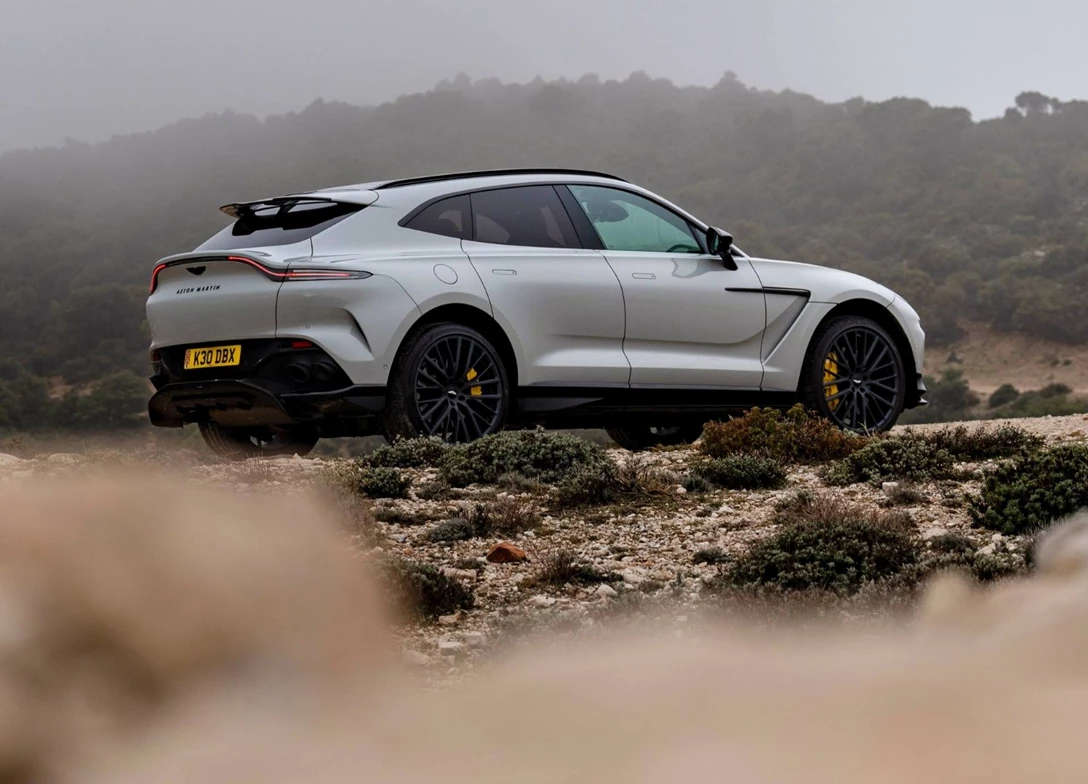 1709454-Aston_Martin-DBX707-2025-02.jpg