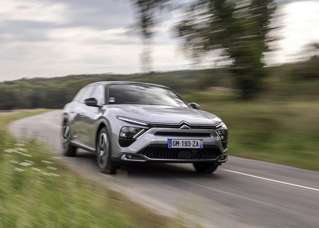 1688374-006_Citroen C5X Hybrid-min.jpg