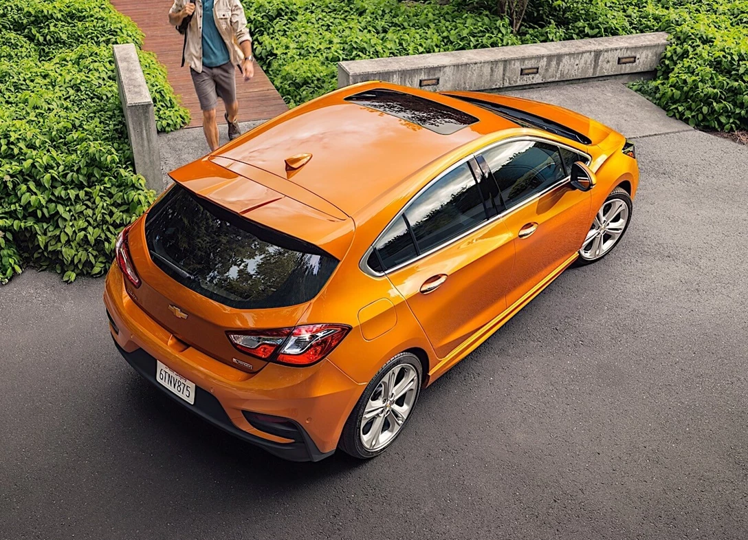 1689159-Chevrolet-Cruze_Hatchback-2016-02.jpg