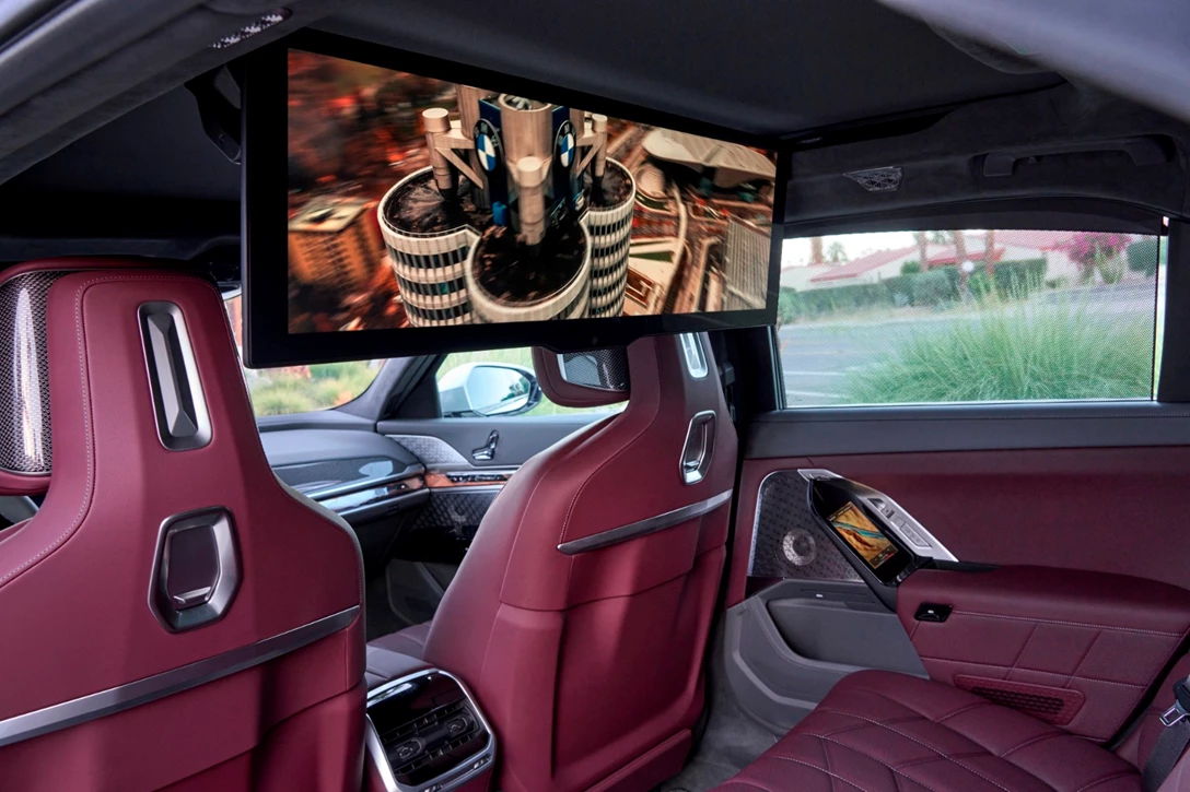 1670803-BMW 760i xDrive Mineral White Interior_012.JPG