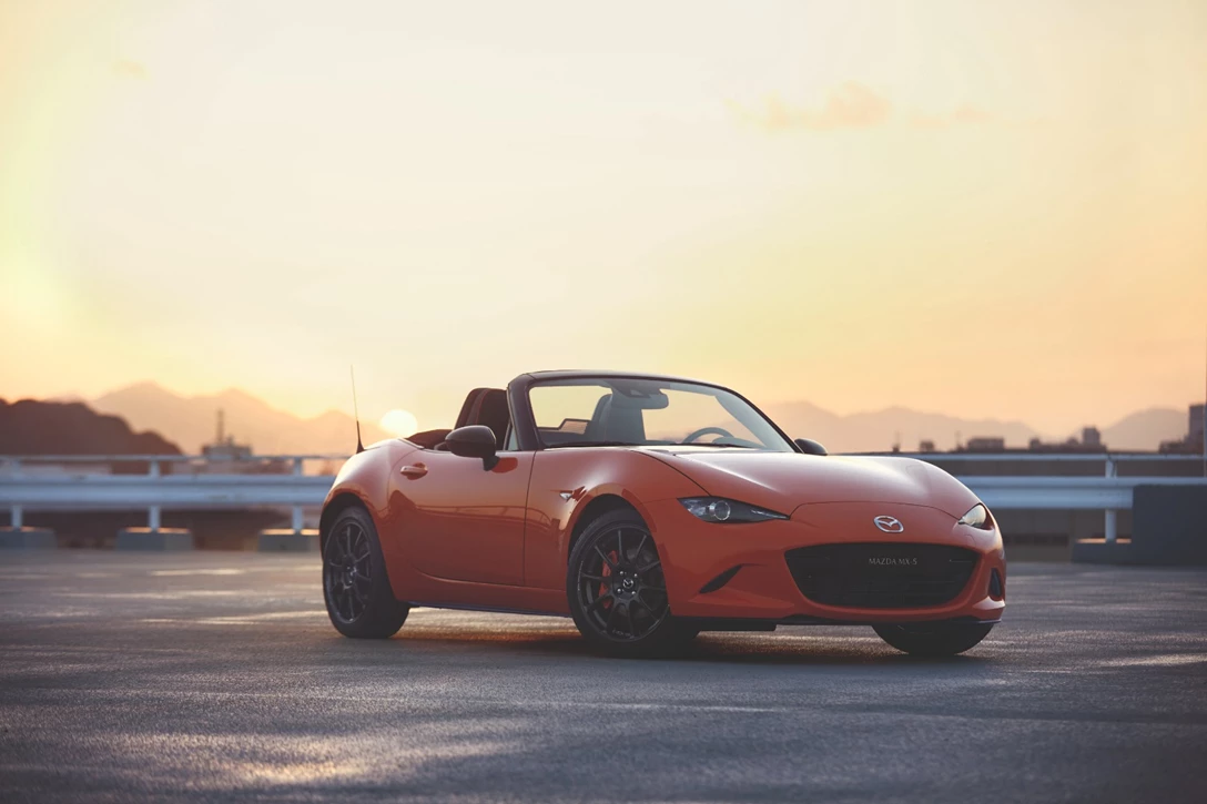 1611458-MAZ1901_2019_MX-5_ROADSTER_SOFTTOP_RF_19CY_30th_SV_US_LHD_C10_EXT_FQ_39L_LHD_hires.jpg