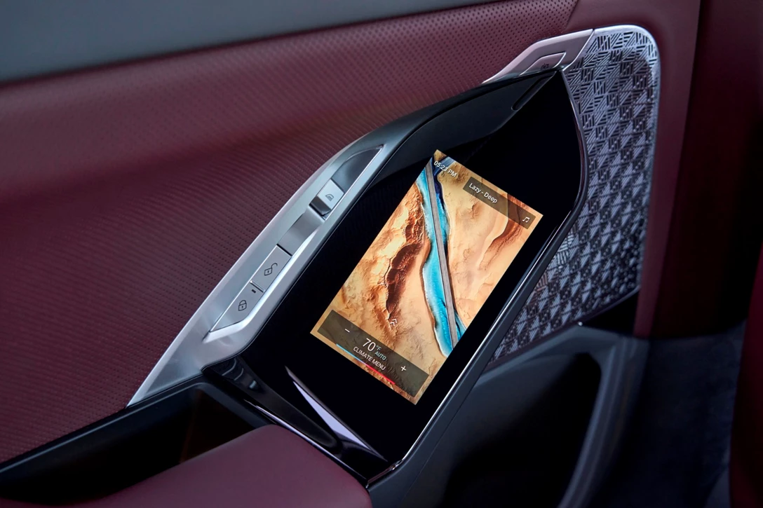 1670802-BMW 760i xDrive Mineral White Interior_011.JPG