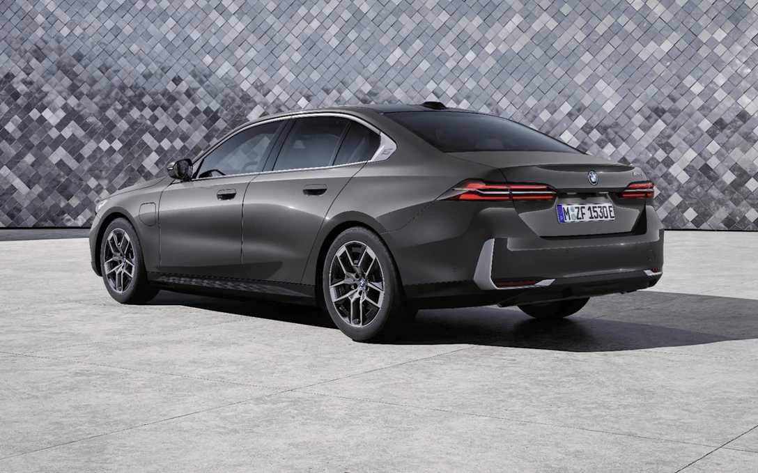 1696966-P90506214_highRes_the-new-bmw-530e-sti-min.jpg