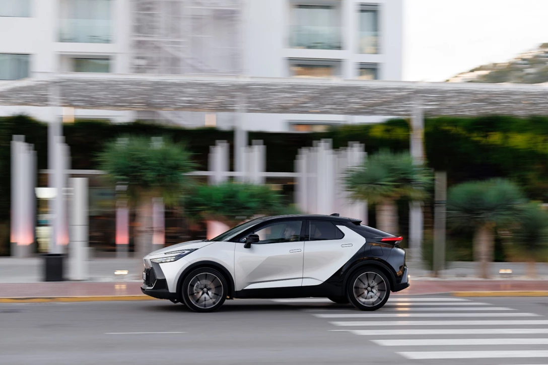 1690517-toyota-c-hr-320.jpg