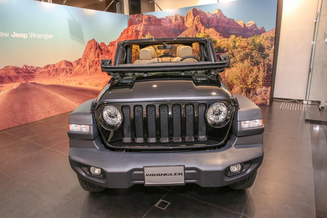 1608284-3-mca-181203-120 (1).jpg