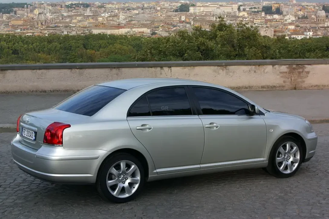 Toyota-Avensis-2004-2006-03.jpg