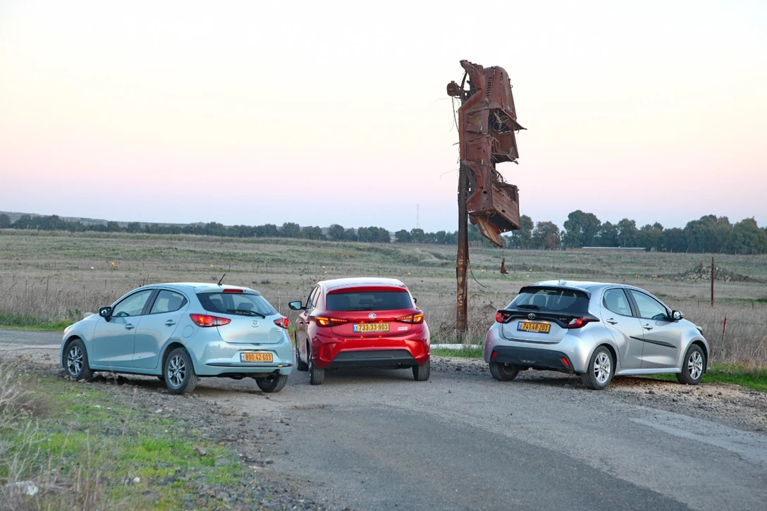 1706038-yarismazda (14).JPG