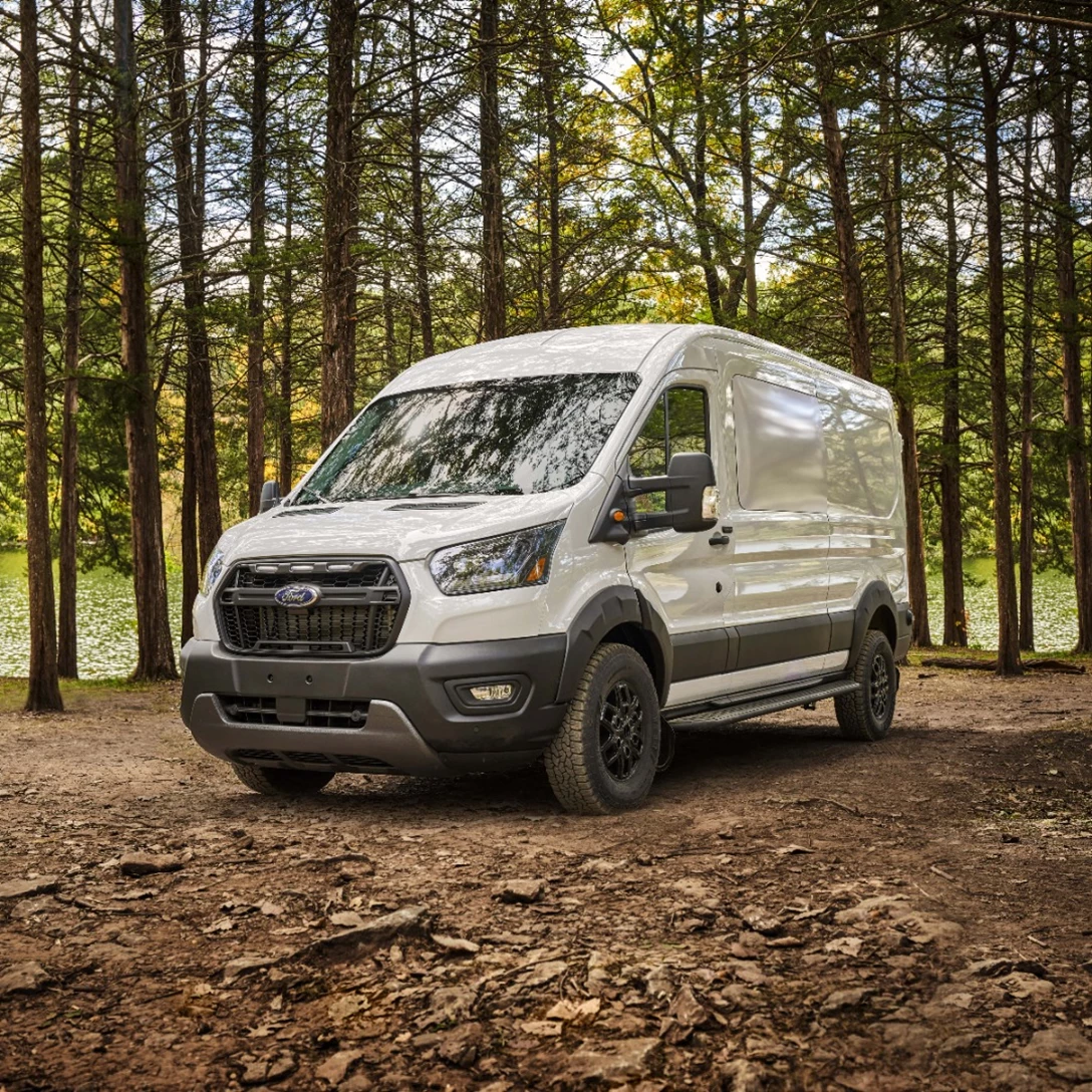 1671017-2023 Ford Transit Trail_02-min.jpg