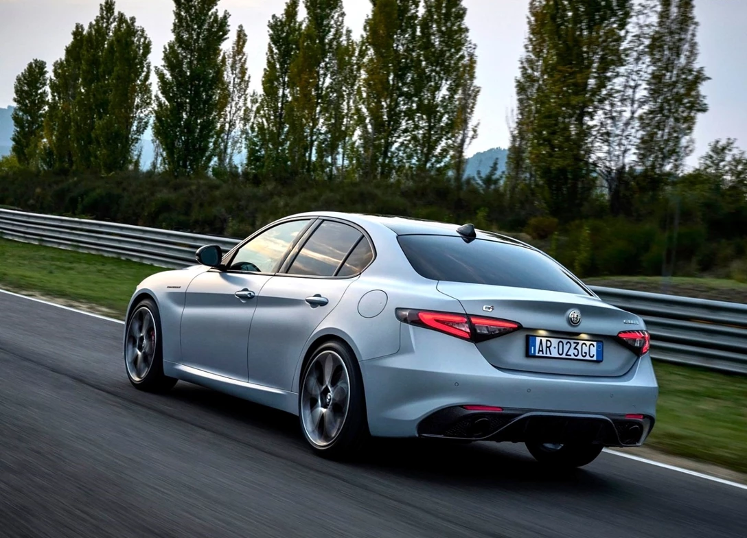 1693170-Alfa_Romeo-Giulia-2024-02.jpg