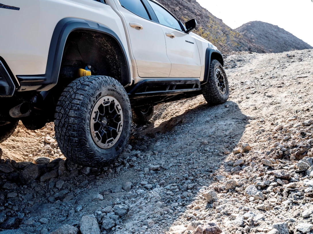 1664227-2023-chevrolet-colorado-zr2-040.jpg