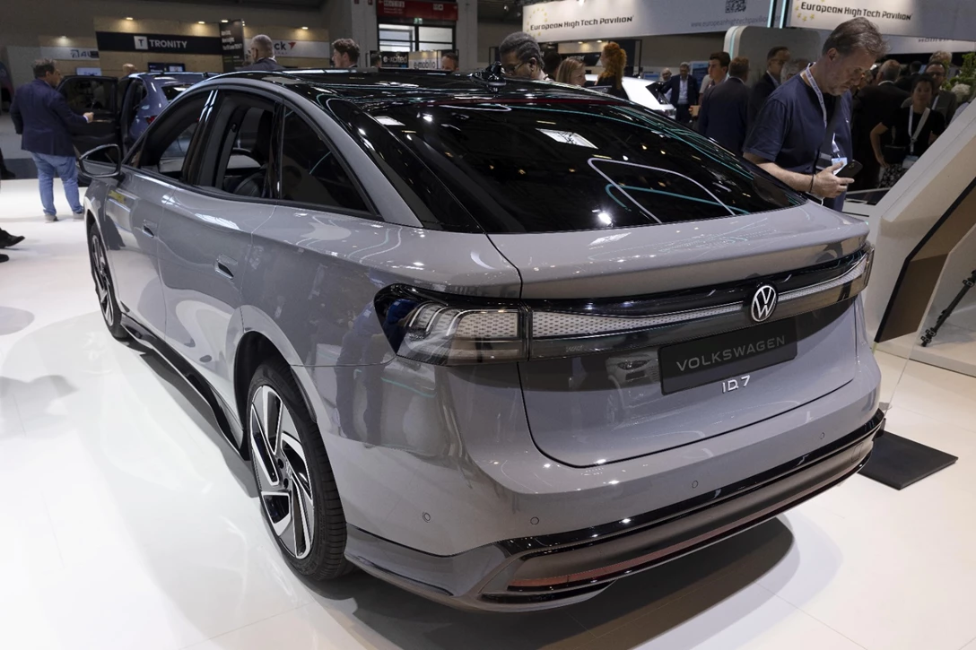 1688095-VW ID.7 REAR-min.jpg