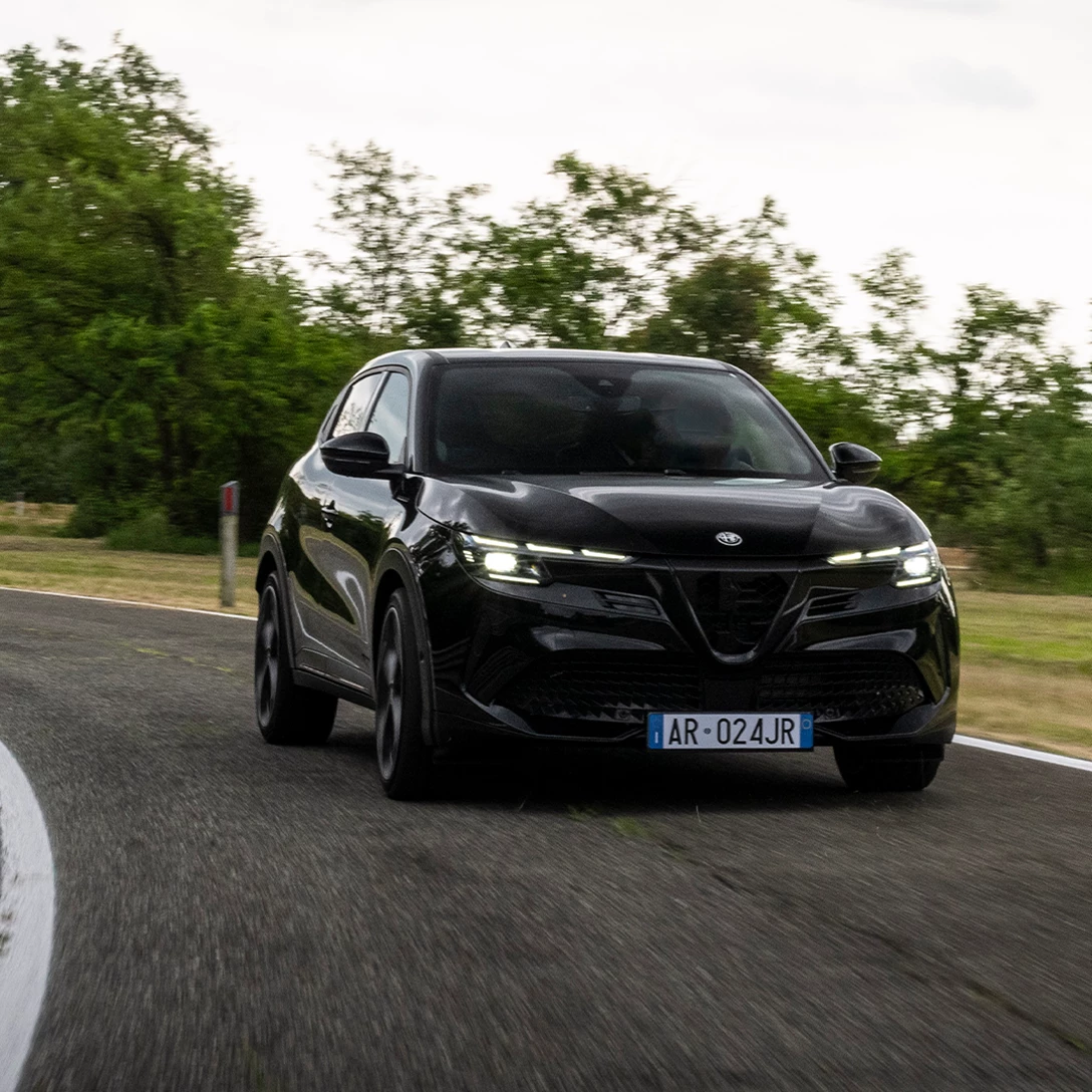 1706110-AR-AlfaRomeoJunior-MY24-1080x1080-Driving Experience-Multiphoto-FB-2.png