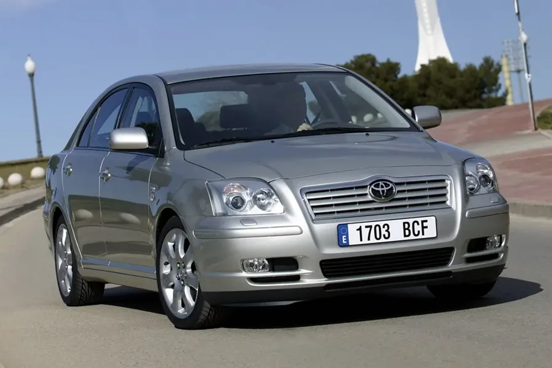 Toyota-Avensis-2004-2006-08.jpg