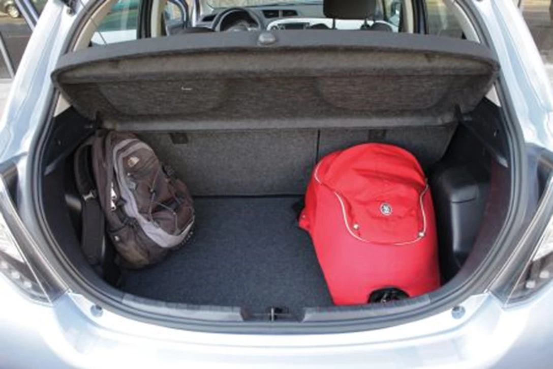 1584387-Toyota Yarid Hybrid boot small Elgazi.jpg
