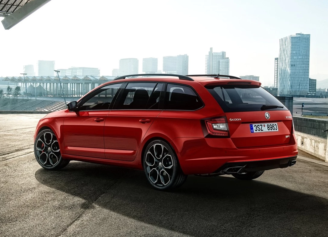 1635676-Skoda-Octavia_RS_245_Combi-2019-02.jpg